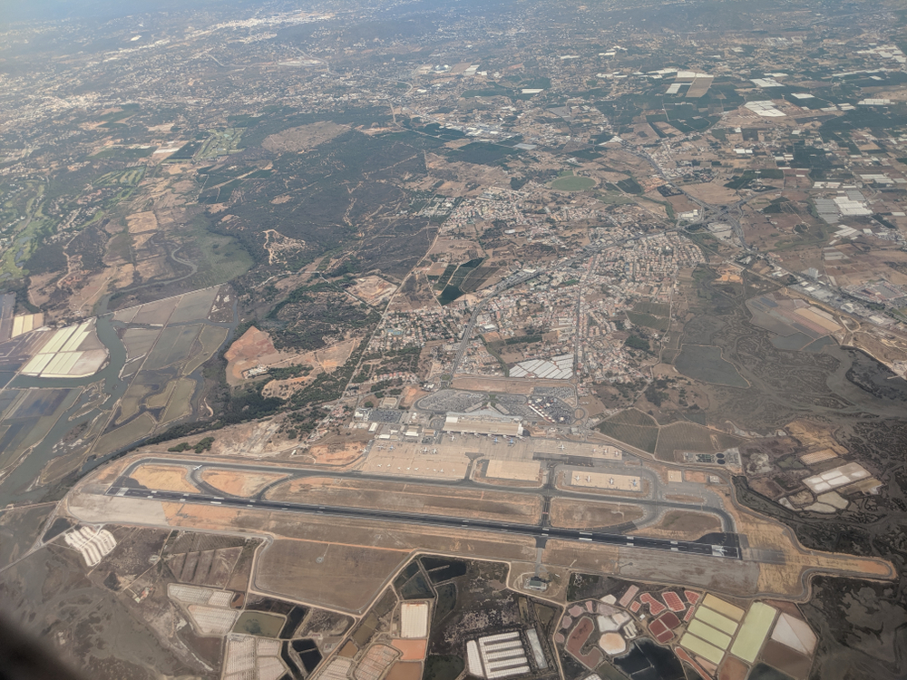 Flughafen Faro an der Algarve aus dem Flugzeug gesehen