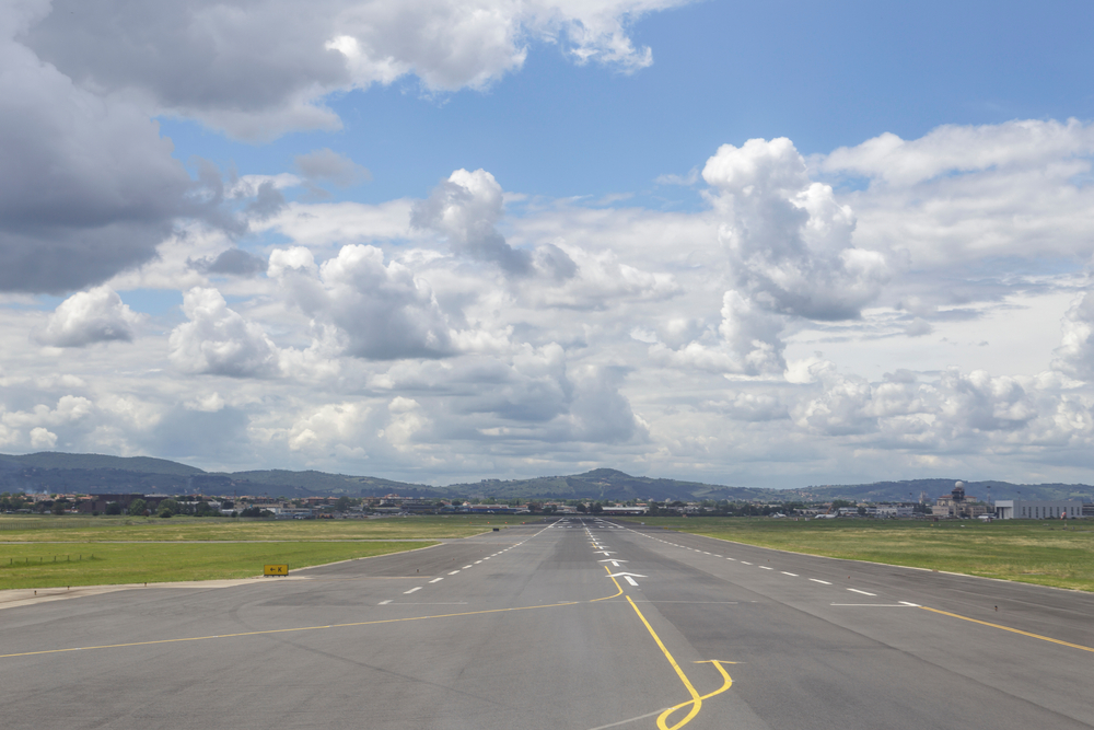 Start- und Landebahn am Flughafen Florenz in der Toskana