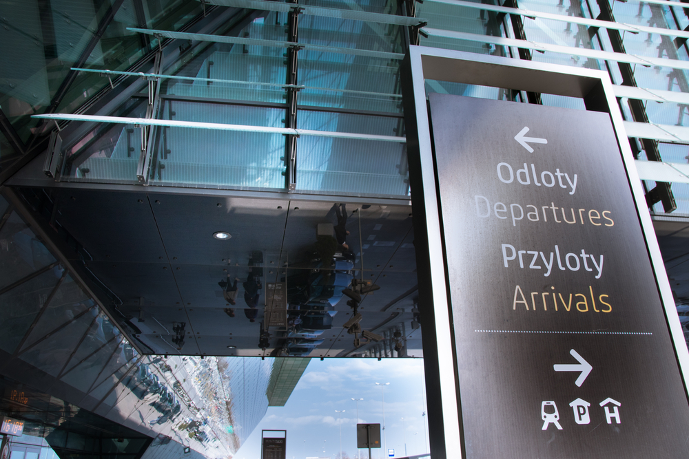 Schilder zu Abflug und Ankunft am Kraków Airport