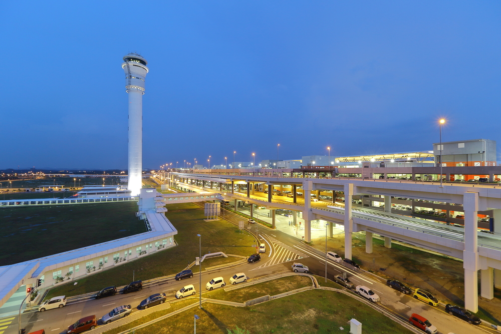 Kontrollturm und Transport Hub am Terminal 2 des Flughafens Kuala Lumpur
