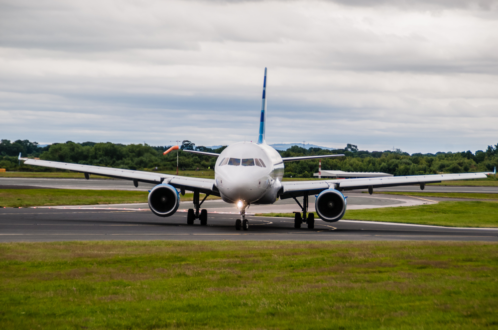 Flugzeug landet am Flughafen Manchester