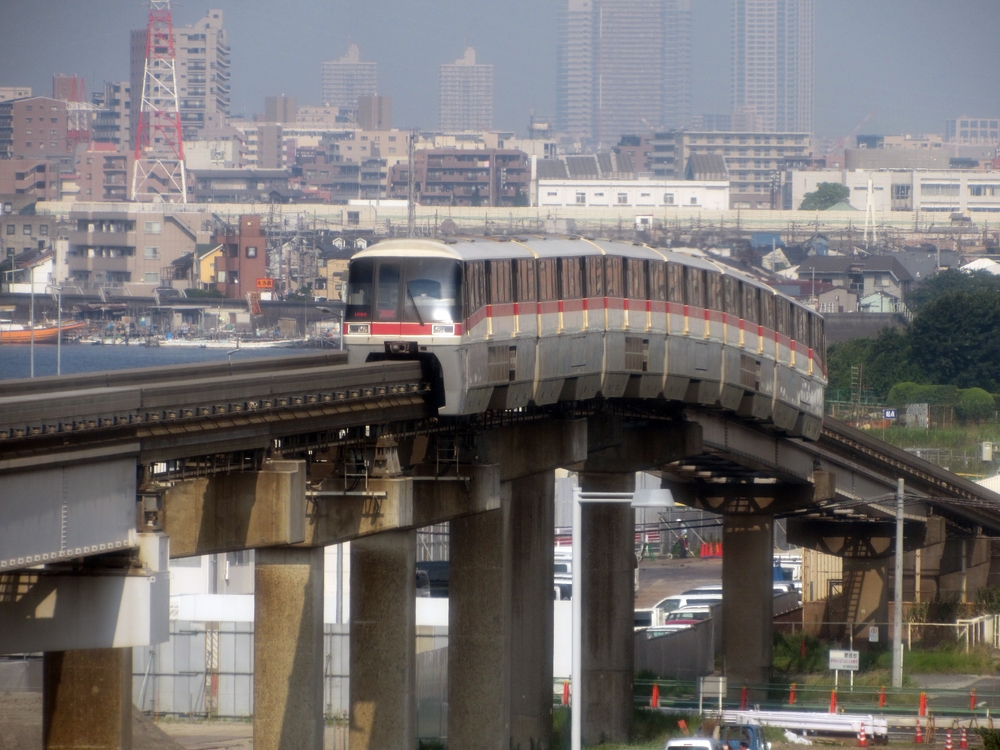 Tokyo Monorail auf dem Weg zwischen dem Flughafen Haneda und dem Zentrum von Tokio