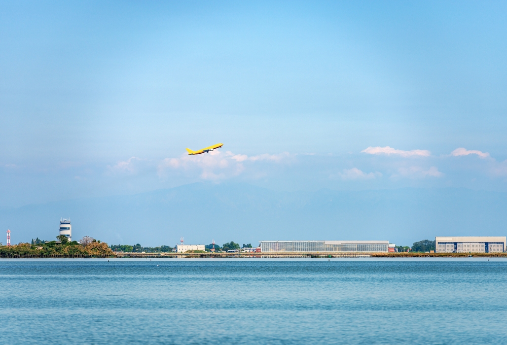 Flugzeug beim Start am Flughafen Marco Polo an der Lagune von Venedig