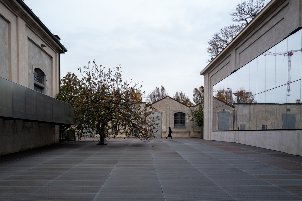 Fondazione Prada in Mailand mit Spiegelung des Turms im Wasser