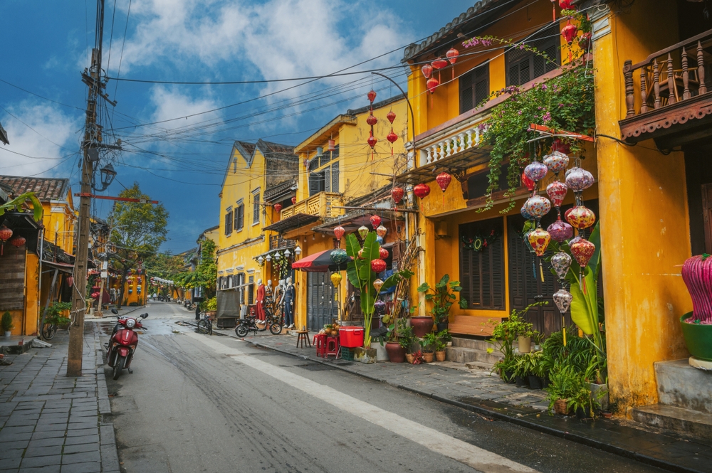 Gelbe Häuser und Papierlaternen in einer Gasse der Altstadt von Hoi An