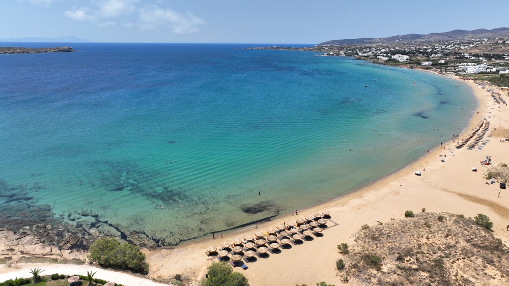Luftaufnahme des Sandstrands Chrissi Akti, auch Golden Beach genannt, auf Paros