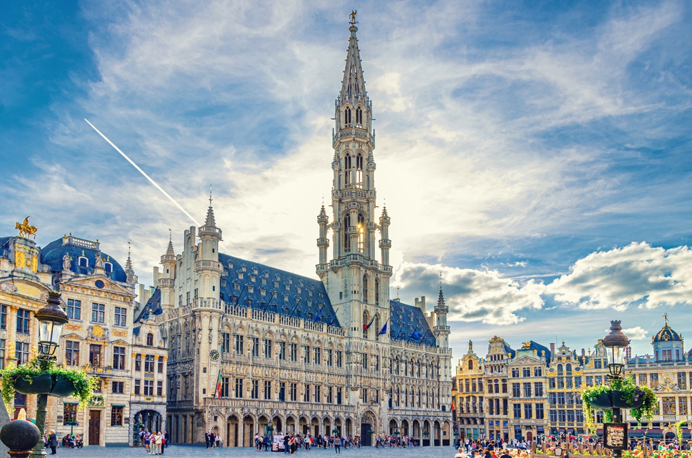 Grand Place in Brüssel mit Rathaus und Zunfthäusern