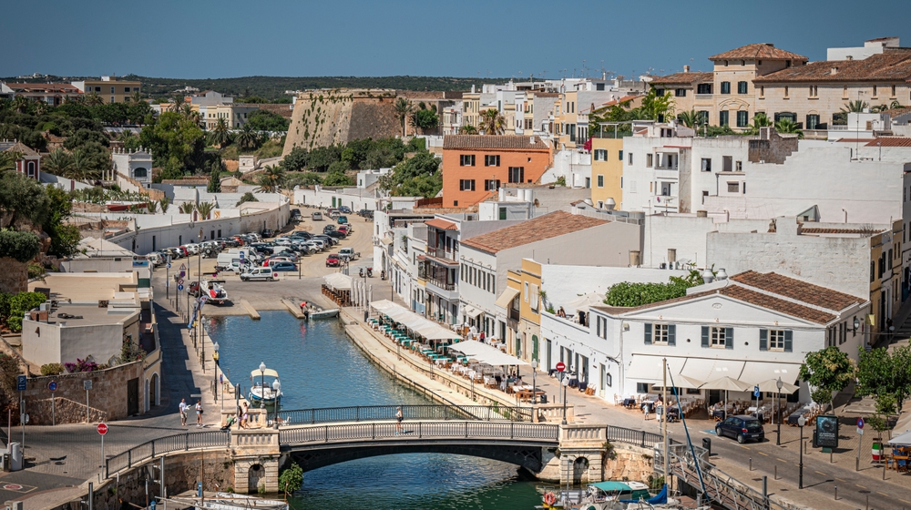 Bunte Häuser am Hafen von Ciutadella auf Menorca