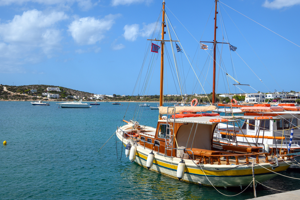 Fischerboote im Hafen von Aliki auf Paros