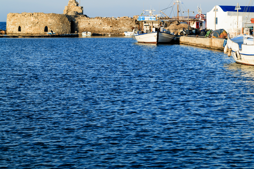 Fischerhafen von Naoussa mit der venezianischen Festung auf Paros