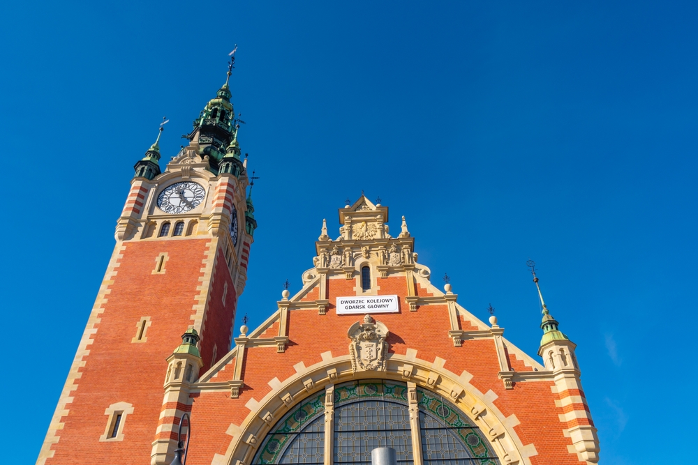Hauptbahnhof Gdańsk Główny mit seinem Turm in Danzig