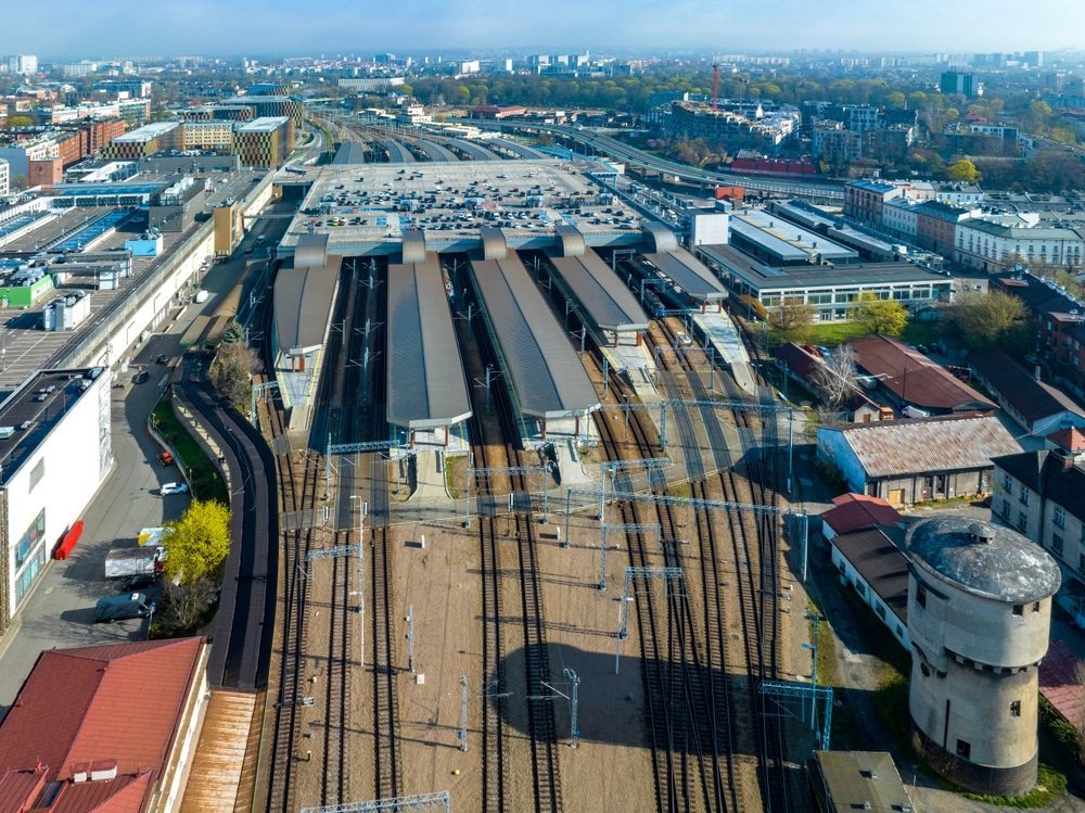 Hauptbahnhof Kraków Główny in Krakau mit den überdachten Bahnsteigen