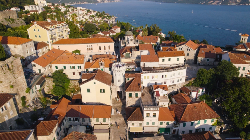 Der Uhrturm und die Dächer der Altstadt von Herceg Novi