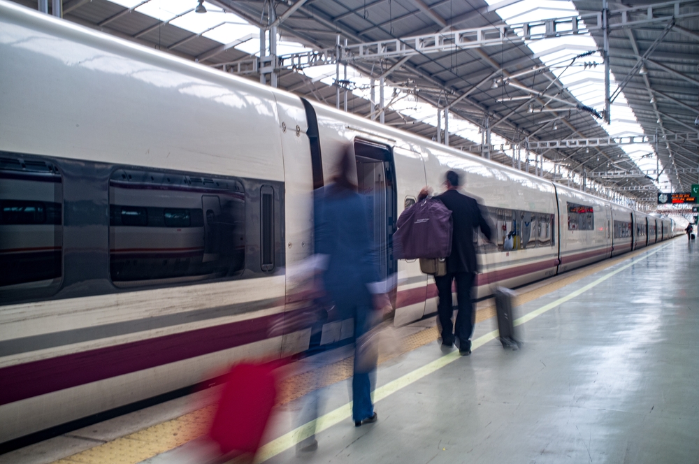Hochgeschwindigkeitszug im Bahnhof Málaga María Zambrano