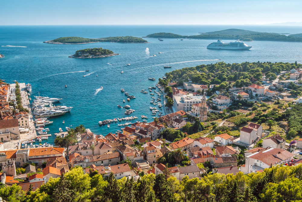 Hvar-Stadt und die Pakleni-Inseln von der Festung über der Stadt aus gesehen