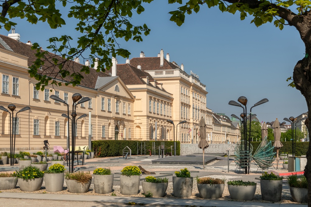 Innenhof des MuseumsQuartiers in Wien mit Sitzgelegenheiten