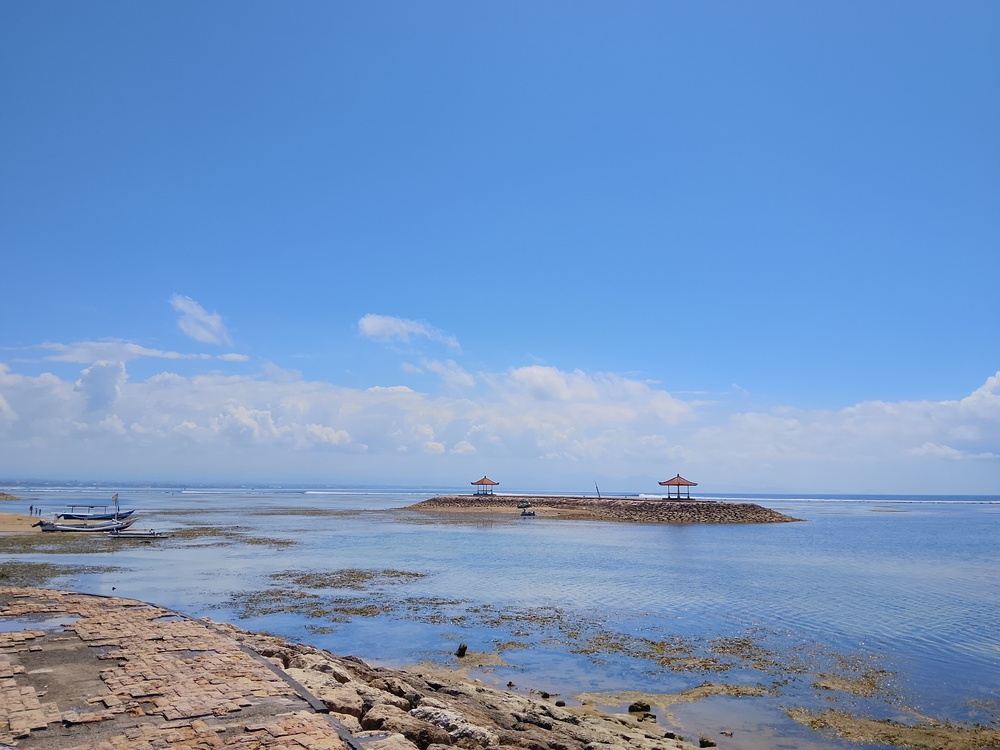 Traditionelle Jukung-Boote am Strand von Sanur auf Bali