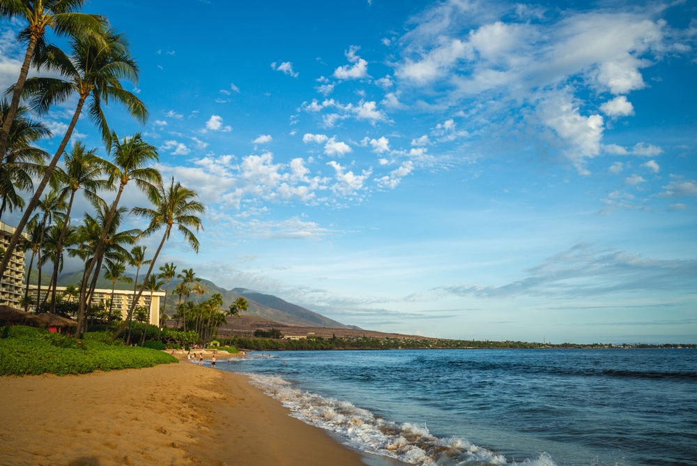 Ka'anapali Beach auf Maui mit weißem Sand und türkisfarbenem Wasser