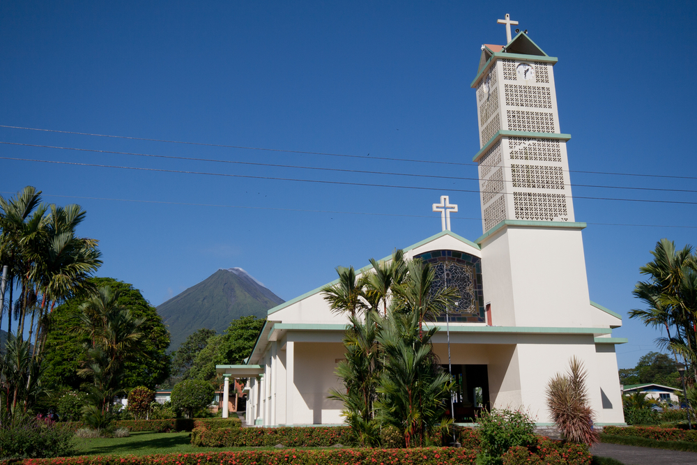 Kirche und Park in La Fortuna mit dem Vulkan Arenal im Hintergrund