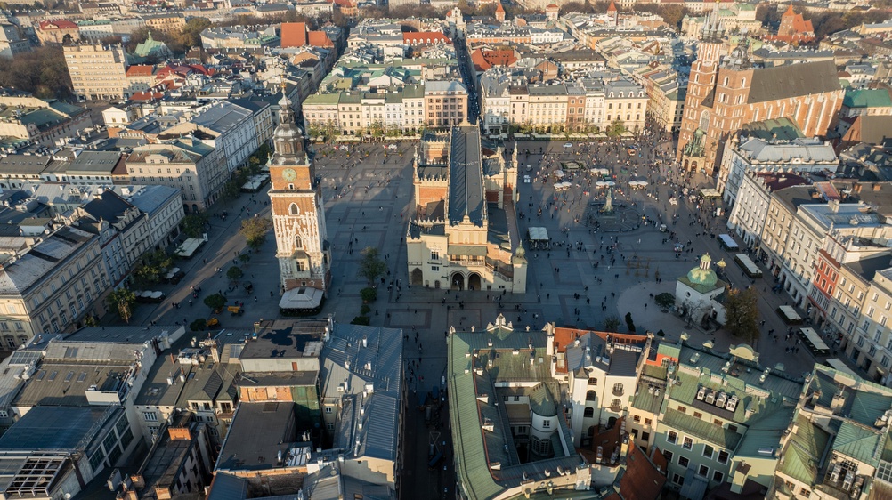 Luftaufnahme des Rynek Główny in Krakau mit den Tuchhallen (Sukiennice) und der Marienkirche