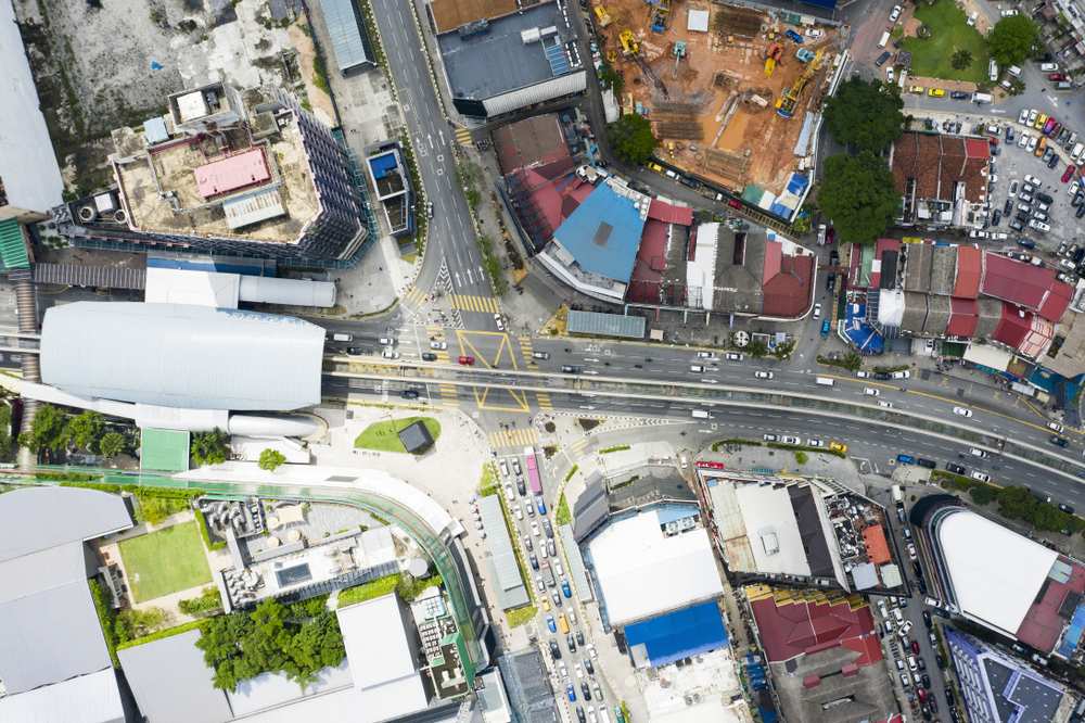 Straßenkreuzung in Bukit Bintang in Kuala Lumpur von oben gesehen