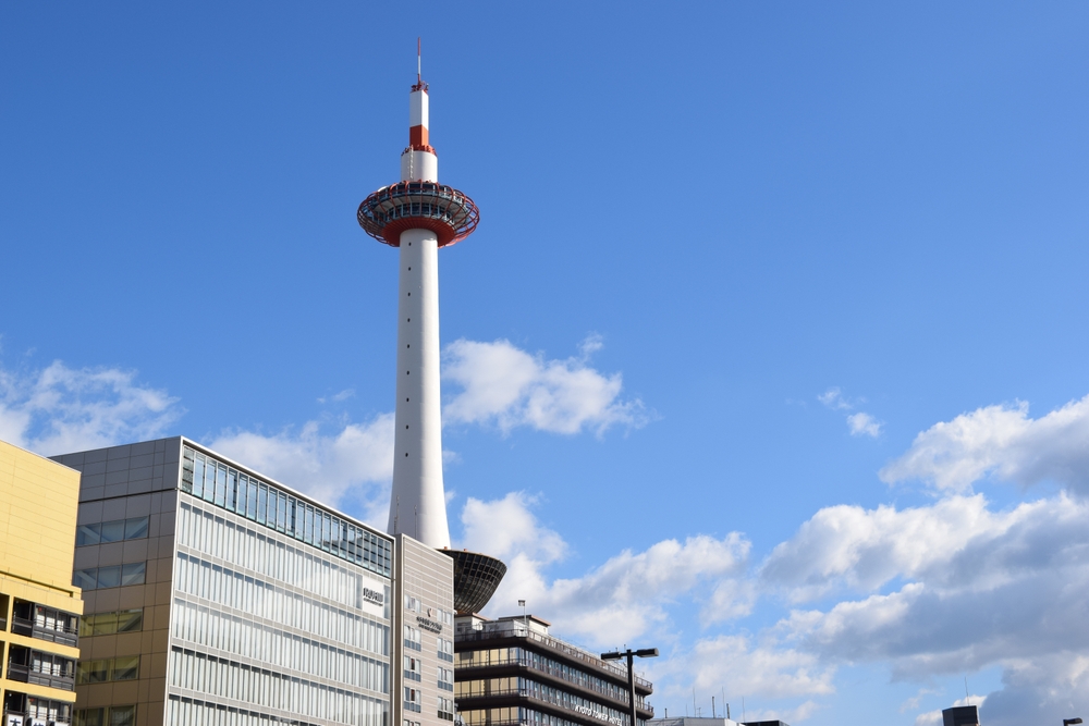 Kyoto Tower an der Kyoto Station