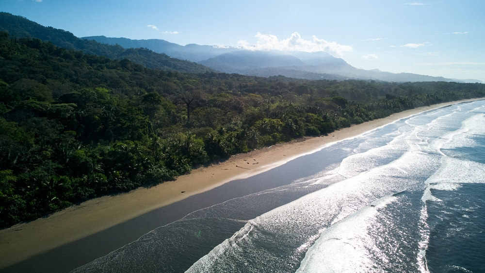 Luftaufnahme der Playa Hermosa in Guanacaste