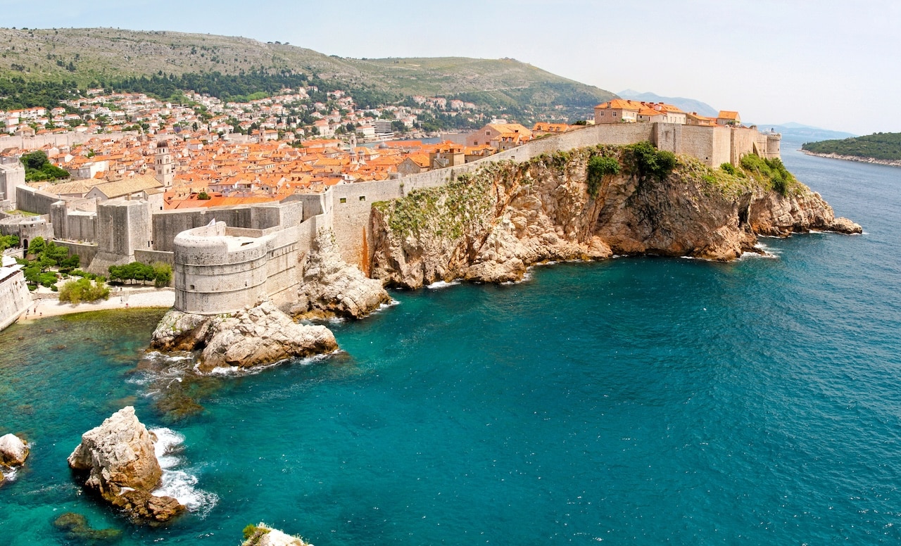 Luftaufnahme der Stadtmauer um die Altstadt von Dubrovnik