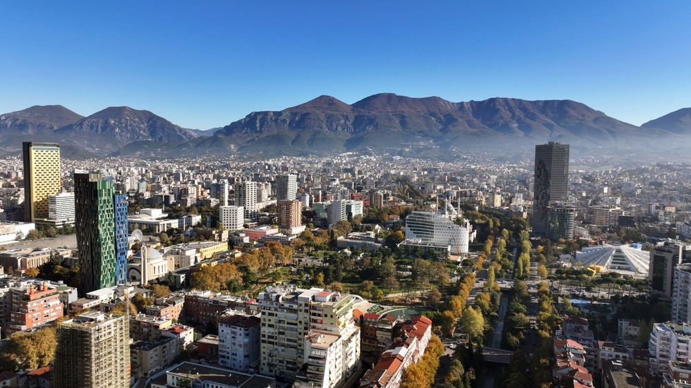 Luftaufnahme des Skanderbeg-Platzes im Zentrum von Tirana