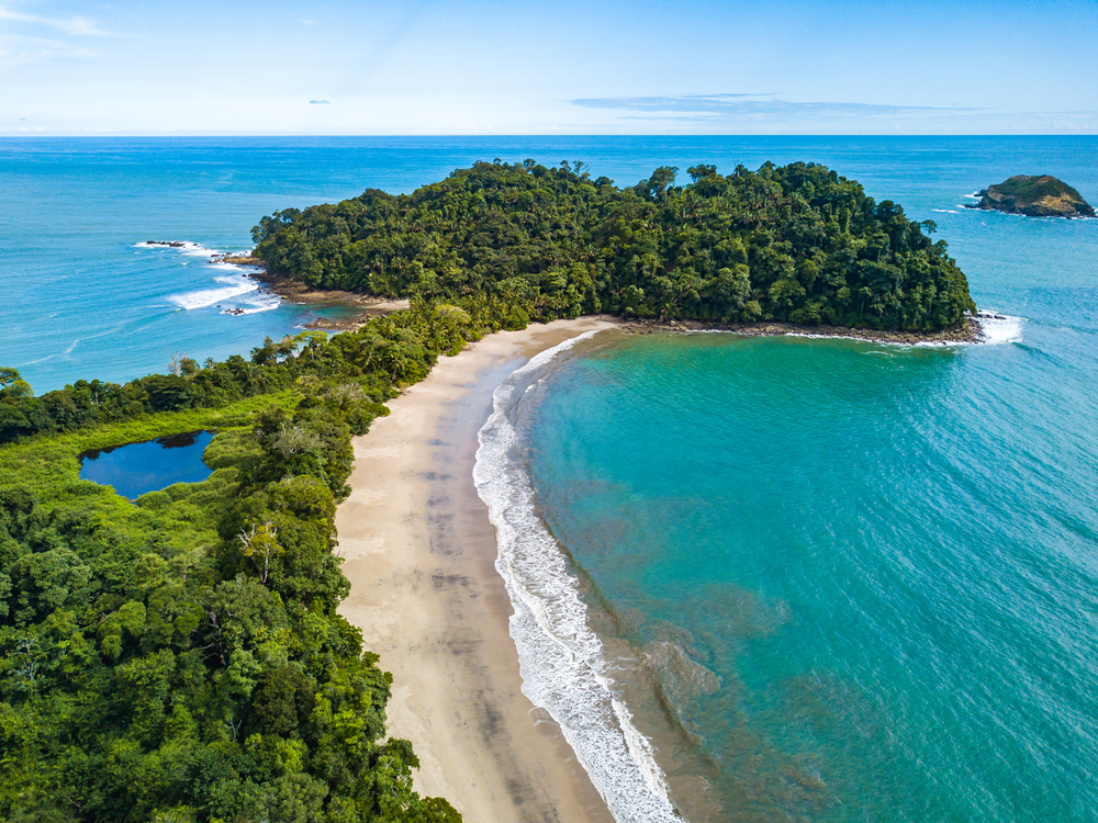 Luftaufnahme des Strandes Playa Manuel Antonio im Nationalpark