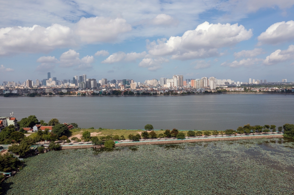 Luftaufnahme des Westsees und des Stadtbezirks Tay Ho in Hanoi