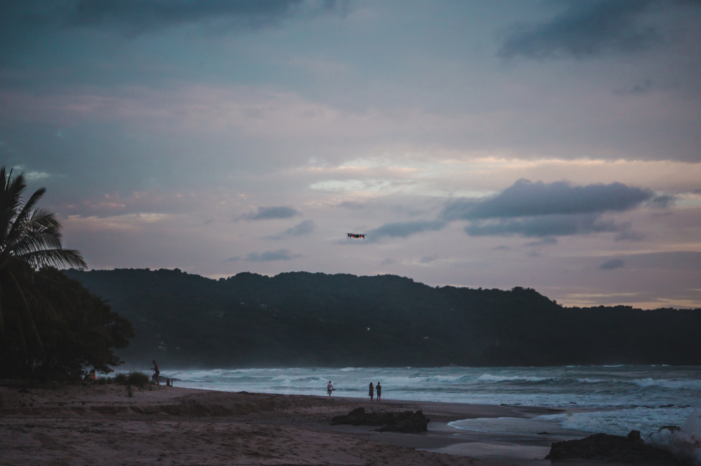Luftaufnahme des langen Sandstrands an der Playa Carmen in Santa Teresa bei Sonnenuntergang