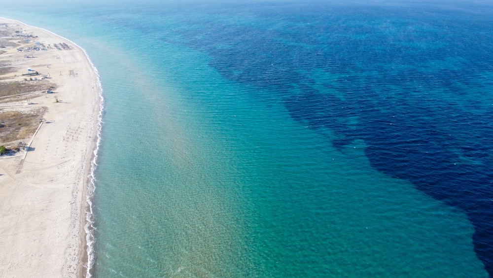 Luftaufnahme des langen Sandstrands von Tigaki auf Kos