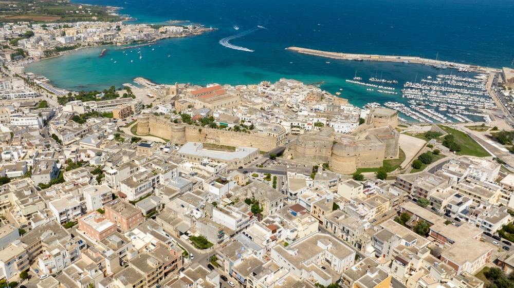 Luftaufnahme von Burg, Kathedrale und Hafen in Otranto