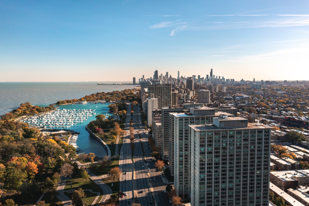 Luftaufnahme von Lakeview und Belmont Harbor mit der Skyline von Chicago im Hintergrund