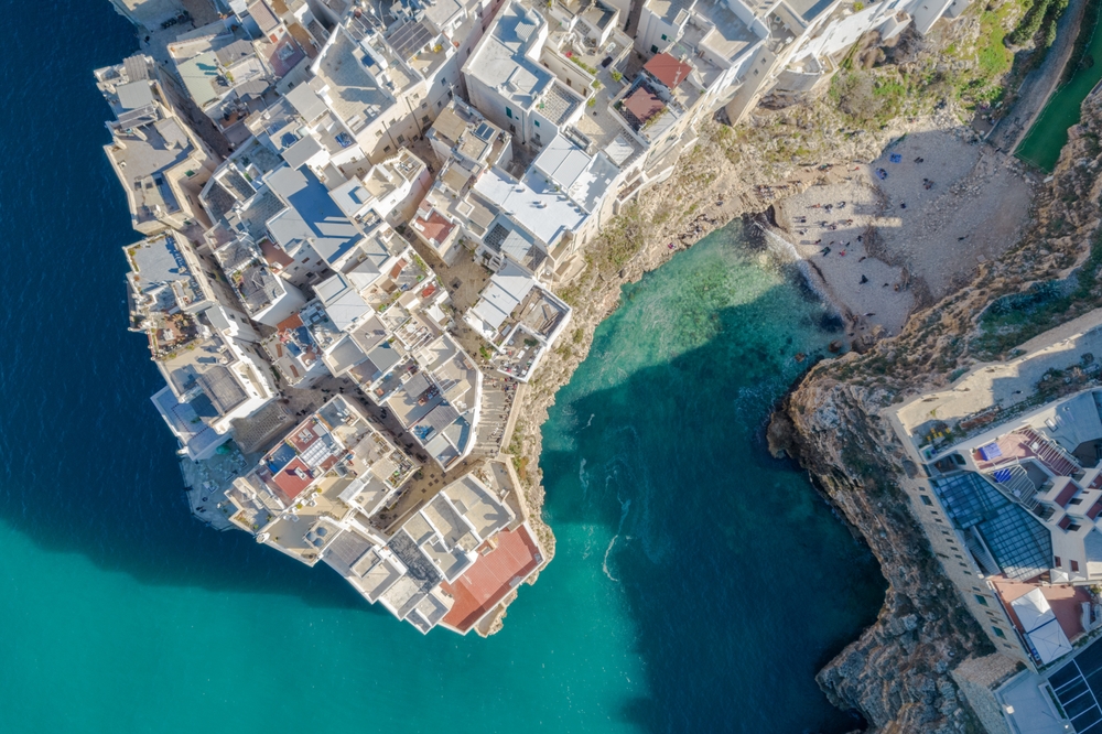 Luftaufnahme von Polignano a Mare in Apulien