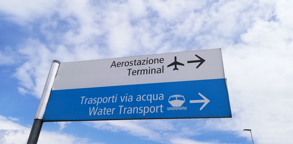 Schilder zum Wassertransport am Flughafen Marco Polo in Venedig