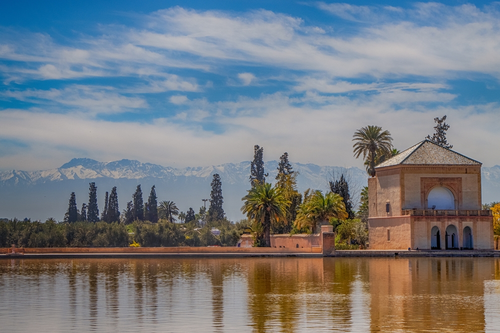 Menara-Gärten in Marrakesch mit Pavillon und Atlasgebirge im Hintergrund