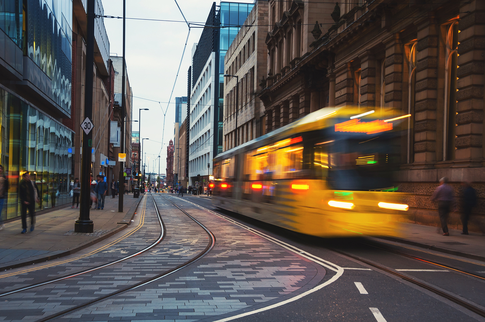 Metrolink-Straßenbahn abends im Zentrum von Manchester