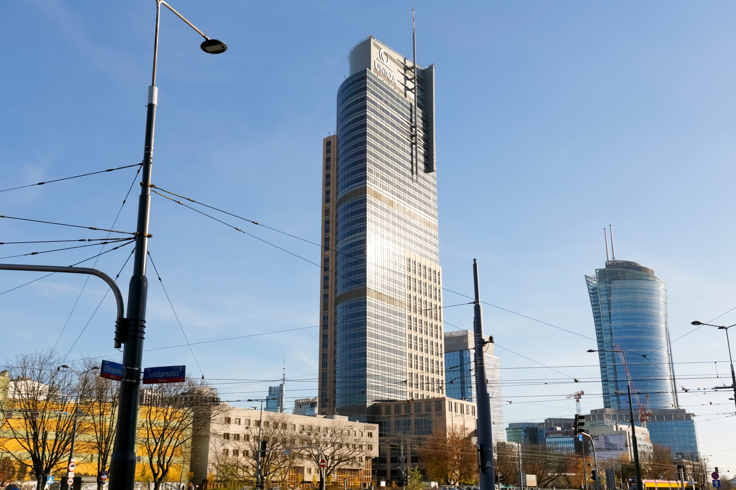 Moderner Wolkenkratzer im Stadtteil Wola in Warschau