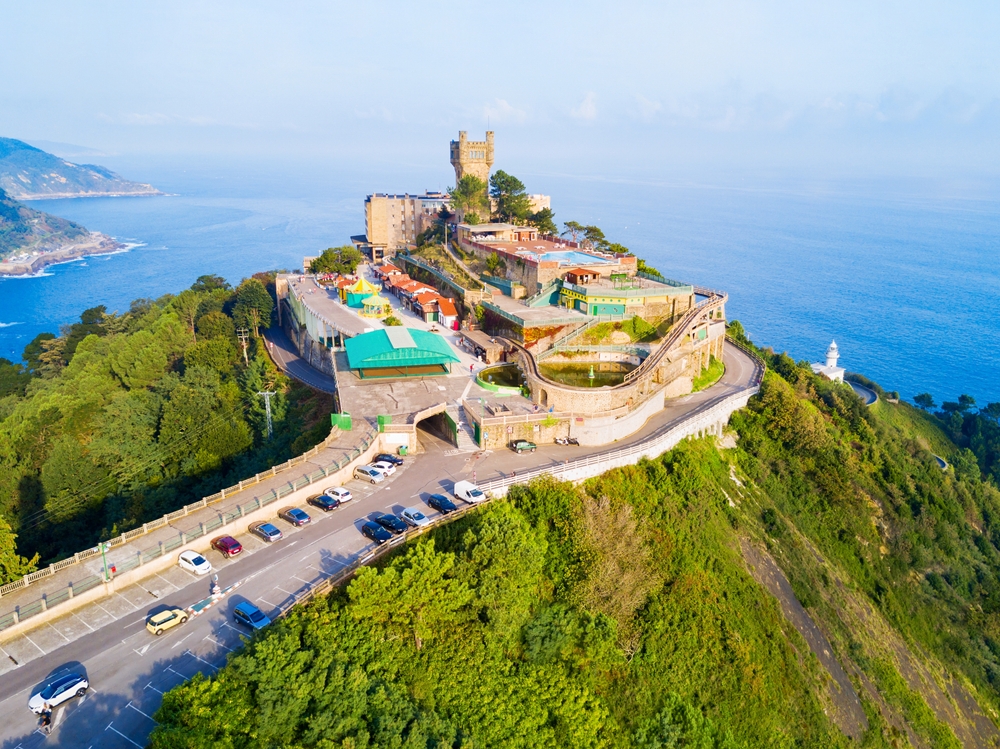 Turm und Vergnügungspark auf dem Gipfel des Monte Igueldo in San Sebastian