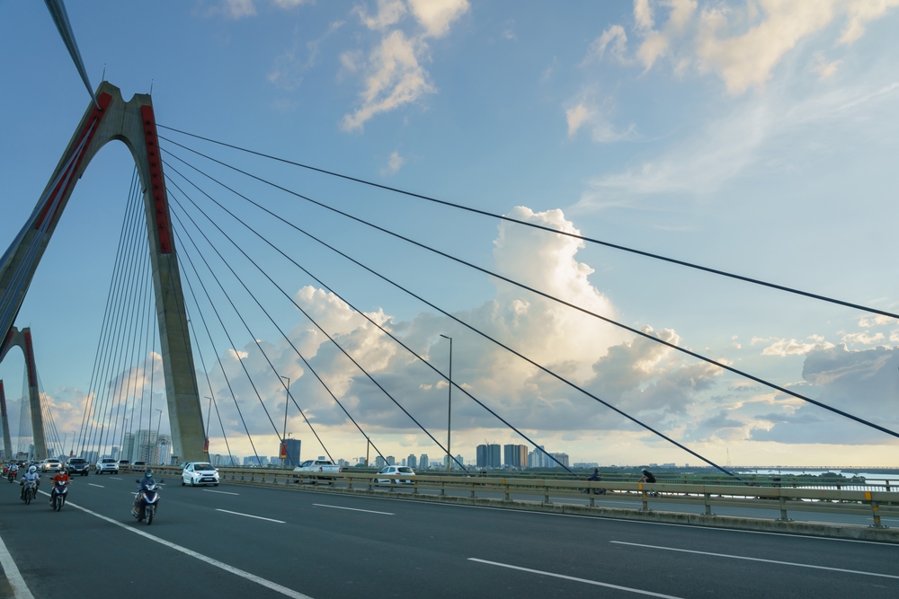 Luftaufnahme der Nhat-Tan-Brücke in Hanoi