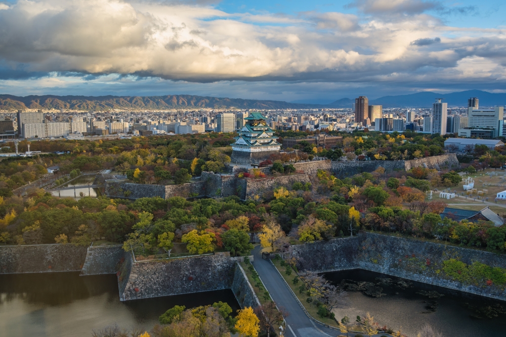 Osakas Skyline mit Osaka Castle im Herbst