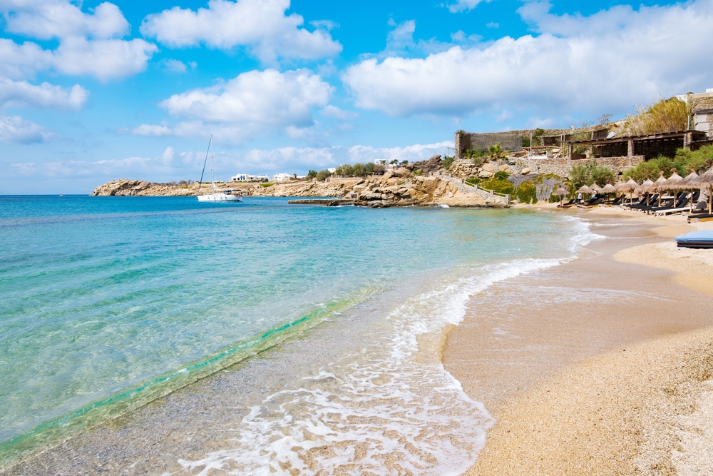Sonnenliegen und Sonnenschirme am Paradise Beach auf Mykonos