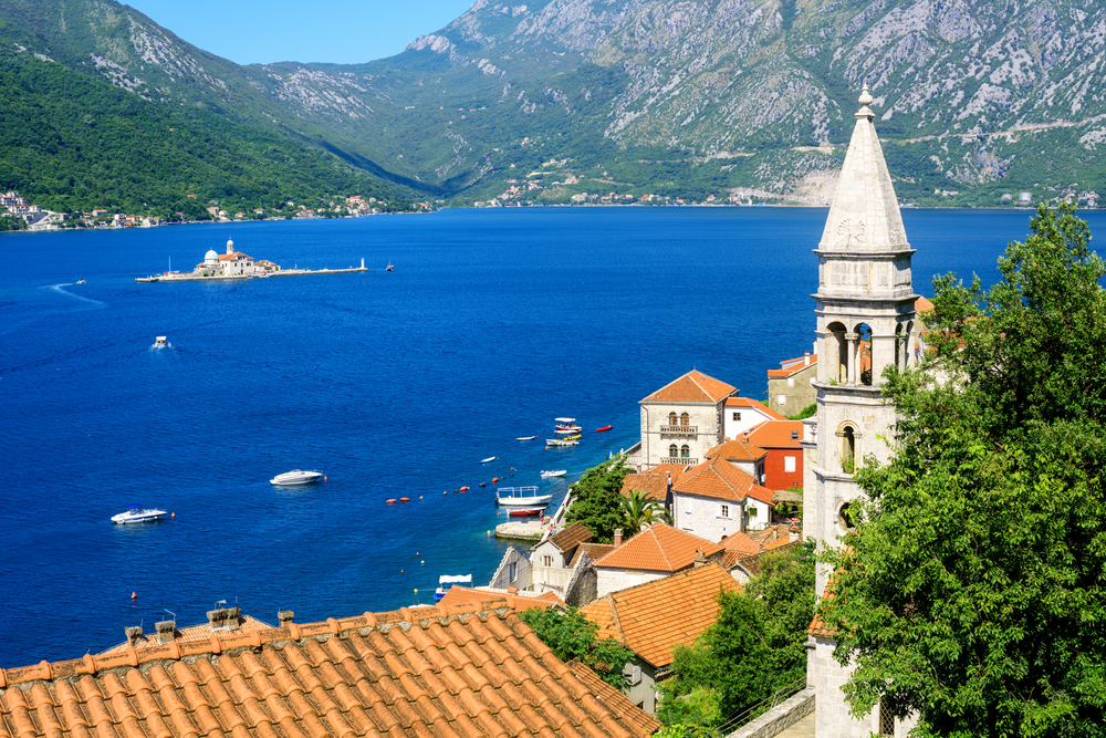 Perast an der Bucht von Kotor mit der Insel Maria vom Felsen