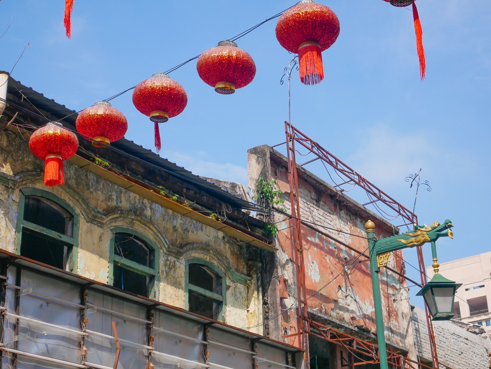 Rote Laternen über der Petaling Street in Chinatown in Kuala Lumpur