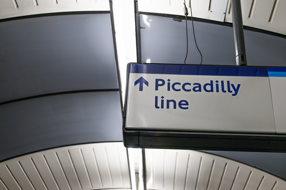 Schild zur Piccadilly line in einer Londoner U-Bahn-Station