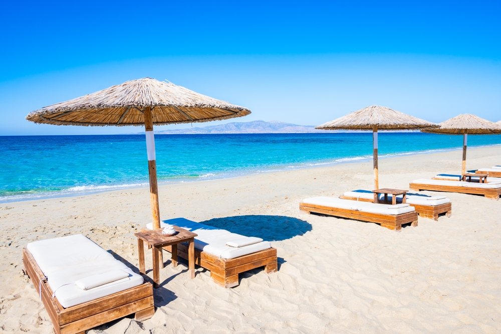 Sonnenschirme am Plaka-Strand auf Naxos