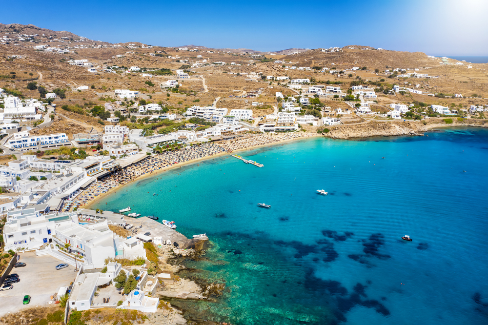 Luftaufnahme des Strands Platis Gialos auf Mykonos