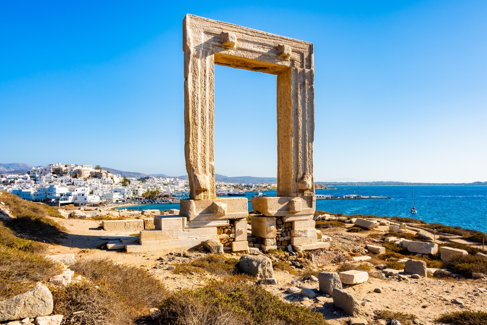 Portara, das Tor des Apollontempels, mit Blick auf den Hafen und Naxos-Stadt